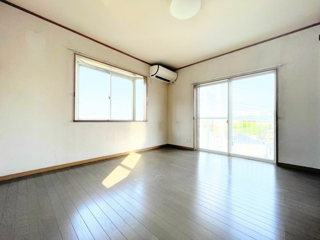 ◆二面採光で、陽差しを長時間受ける事が出来る暖かい室内です。もちろんペアガラスなので、遮音性にも優れ、結露も発生しにくい構造。サッシ周りのカビが発生しにくくなります。