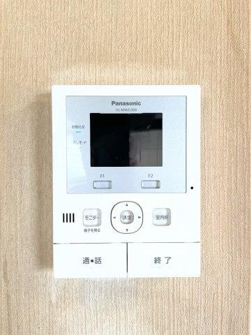 ◆玄関に行かなくても来訪者が確認でき、ハンズフリーで会話をすることが出来ます。モニターを確認する事によって防犯効果も高まります。