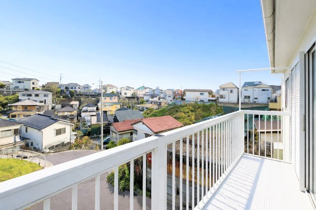 ◆気持ちのいい空が見渡せる広いバルコニー。爽やかな風を感じて、心躍る素敵な暮らしがはじまります。通風・採光にも優れ、心地よい光と風があふれています♪