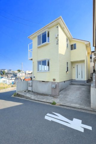◆堂々たる趣ながら、主張し過ぎずどこか余裕を感じさせるシャープなフォルムで佇む邸宅は、晴天の空と照らし合わせる事で、本来あるべき完成形の姿を見せてくれます。