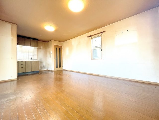 ◆広々としたリビング・ダイニングは、シックでモダンな内装。落ち着いた雰囲気に包まれて、伸びやかな空間のなかで、ゆったりと家族団らんのひとときを過ごせます。