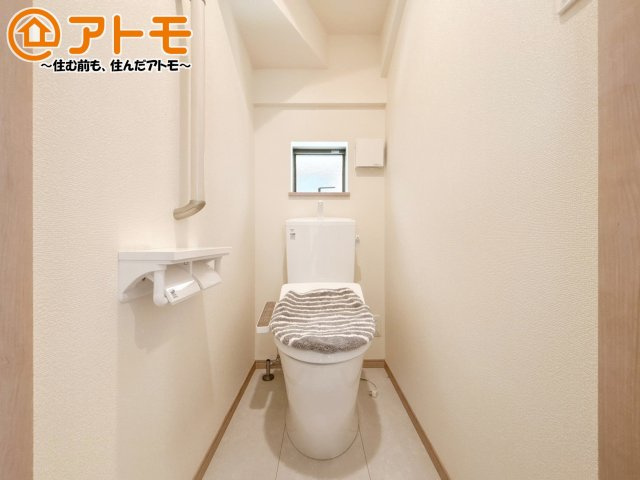窓があり換気もすぐにできる、清潔感のあるトイレです♪