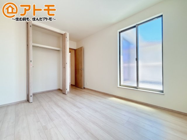 広々使える収納付きの洋室です♪