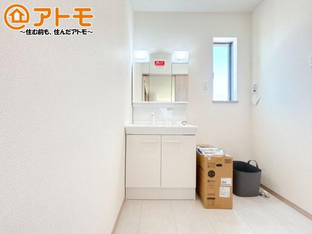 洗面所って朝に混み合いませんか？広々とした脱衣所、3面鏡の独立洗面台で朝の時間を少しお手伝い♪