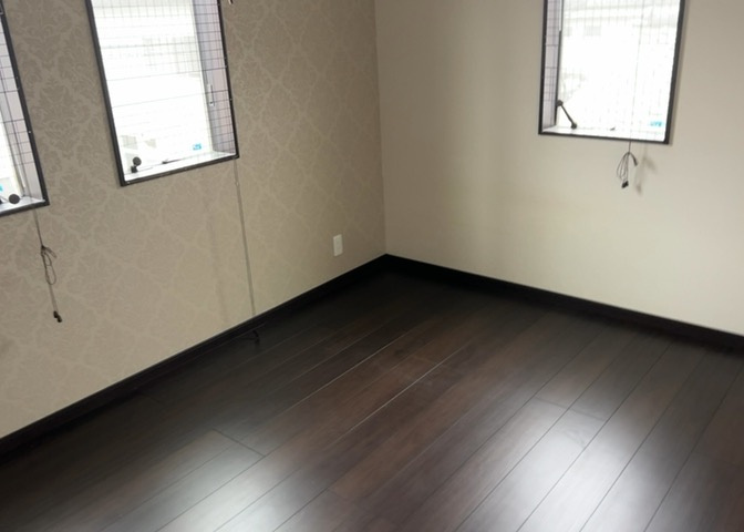 洋室のメリットは重い家具が置きやすく、身の回りが整理しやすいことです。　床がフローリングのため畳とは異なり凹みにくいです。　クローゼットなど収納が豊富で、普段使わない旅行カバンや服の整頓も簡単にです。