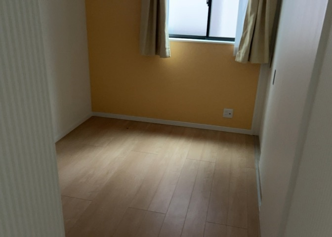 寝室でゆっくりと過ごすためにはベッド周りの適度な空間を担保することや窓の位置、照明の明るさ、寝室の広さなどを考える必要があります。自身や家族の構成とライフスタイルに併せて寝室にする部屋を選びましょう！