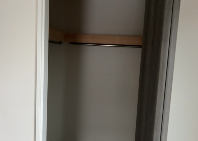 デザイン性を重視しすぎて収納が少なかった！なんてことにならないため、事前に現地で収納の数を確認しておくことをお勧めします。クローゼット以外にも床下収納や屋根裏収納、パントリーなどもチェックしましょう。