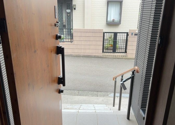 玄関は家の顔でもあり、家族以外の目にも止まる場所です。玄関は外との間を仕切る扉、靴などをしまっておく収納スペース、靴脱ぎのたたきスペース、来客とのやり取りをするドアホンなど複数のアイテムからなります。