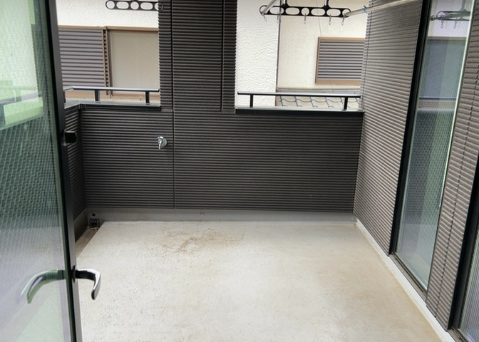 バルコニーは、室外の専用スペースのうち、「屋根がなく開放された空間」であるものを指します。ベランダより広いタイプのものが多く、日当たりもよいため家庭菜園などを楽しみたい人にとって適した環境となります。