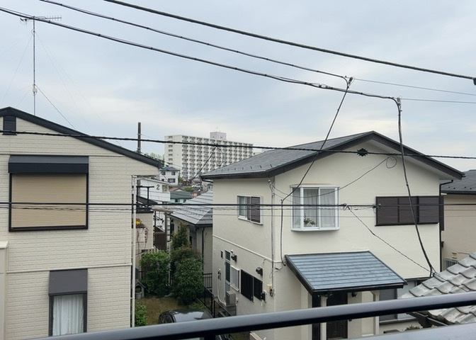 眺望を気にして物件を探す場合、前面に建物が建っていないか現地で確認しましょう！前面に建物があると景色はもちろん、日当たりや風通しにも影響が出てきます。住んだ時のことを想像しながら現地見学をしましょう。