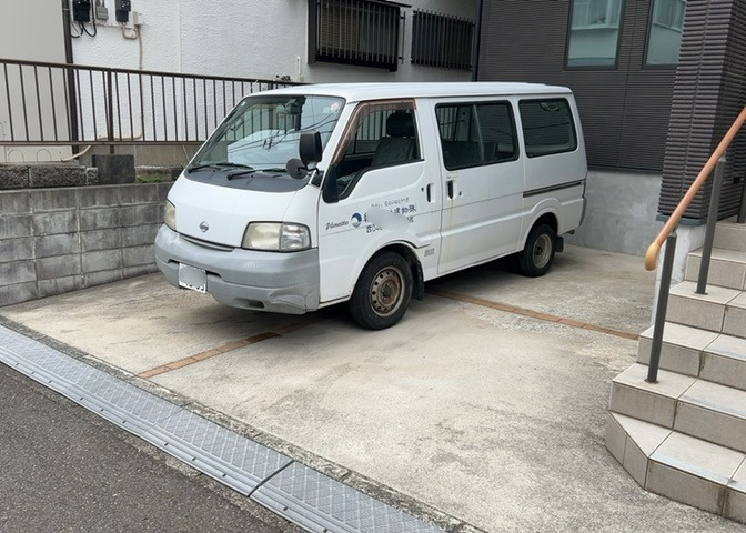駐車場と明記されていても、最小スペースでつくられた駐車場だと大型車は駐車できなかったり、出入りしにくくなったりする可能性があります。お車のサイズと購入したい物件の駐車場のサイズを現地で確認しましょう。