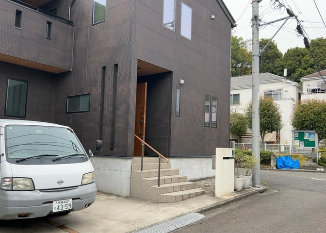 住宅用の土地では前面道路に2m以上接していなければならないと法律で定められています。しかし、お持ちの車のサイズやライフスタイルなどにより、2mでは利便が悪い場合もございますので、事前に確認しましょう。