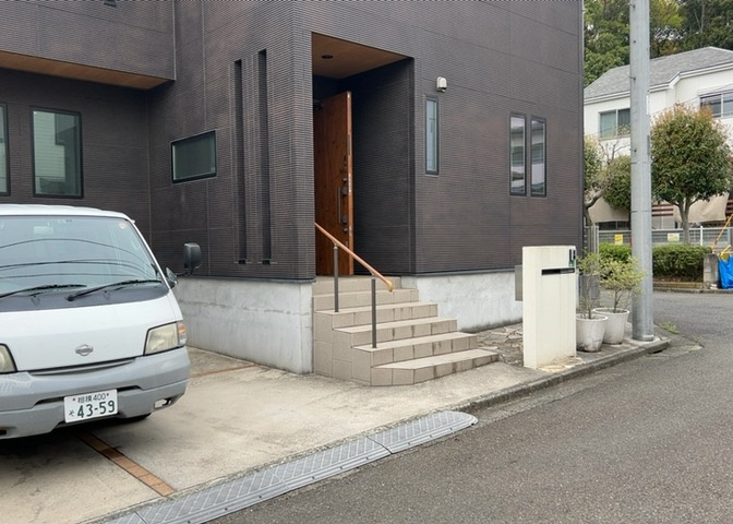 お持ちの車種によっては前面道路が広い方が便利でしょう。しかし、前面道路が広ければその分交通量が多くなるため、騒音などが気になる場合があります。実際に現地を見学し、周辺交通量や騒音などを確認しましょう！