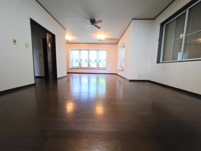 広々としたLDKは家具の配置もしやすく開放感たっぷり。大きな窓から自然光が差し込む心地よい空間です。