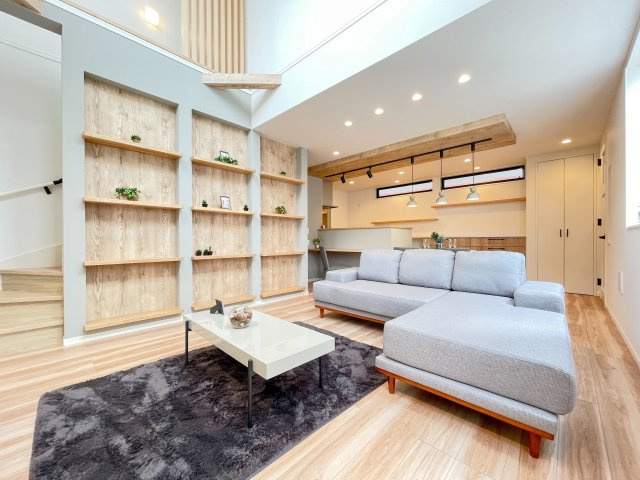 【弊社施工例/リビング】　専属の設計士と1から間取りをつくる自由設計。それぞれのご家族の暮らしにぴったりな快適な住まいをご提案します。※画像にはオプション商品も含まれております。