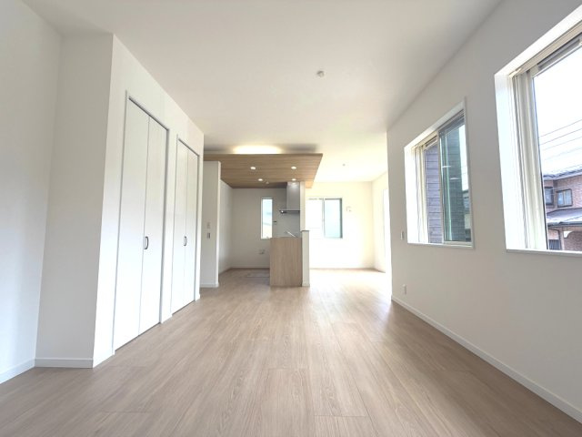 家具を置いてもゆったり寛げる約18.5帖の広々LDK！左手前には食材ストックに大活躍の「ツインパントリー」、キッチンの天井には空間にメリハリをつけるお洒落な「下がり天井」を採用しています。