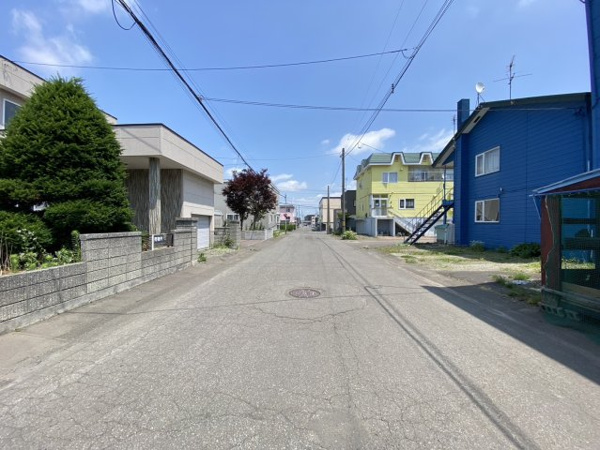 【江別市幸町の前面道路含む現地写真】