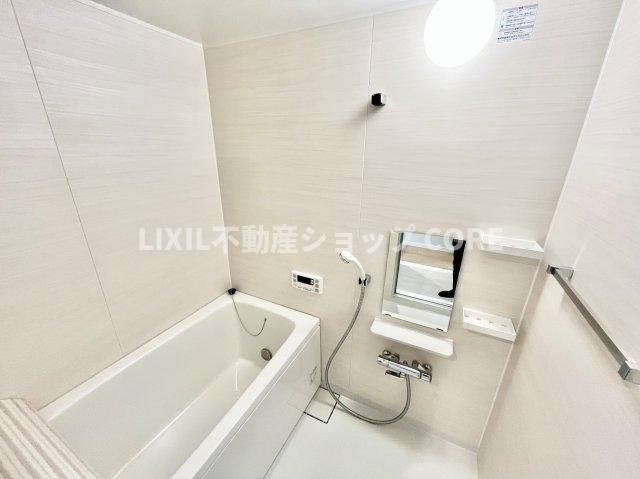 ゆったり入れる一坪バス。足を伸ばして入れるサイズは一日の疲れを癒すのに嬉しい広さですね。　