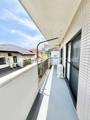 バルコニーは風通しが良く、日中は日当たりも良好です。洗濯物やお布団をたくさん干せます！　