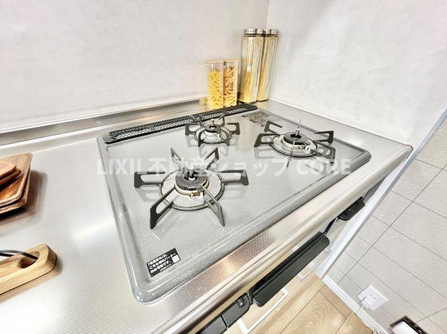 三口コンロで、お料理の効率もアップ！使い勝手の良さを考えました。お洒落なシステムキッチンです。　