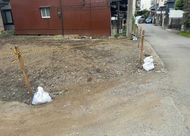 土地の面積＝住宅面積ではありません。建ぺい率の問題などで、土地のある場所によって住宅を建てられる面積は限られています。高さもしかり、「土地」という言葉の中には、建築条件も含まれると考えておきましょう。