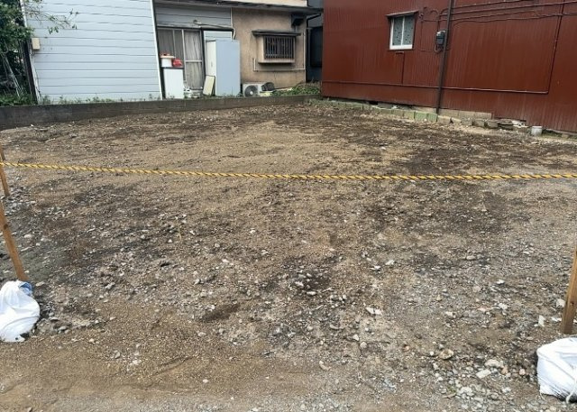 家を建てる場合、方位は要チェックです。現実的に日当たりのよい家ならばリビングは南側、建築基準法でも北側に当たる家への配慮は求められています。土地を見学に行く際は、方位磁針を持って行くようにしましょう。