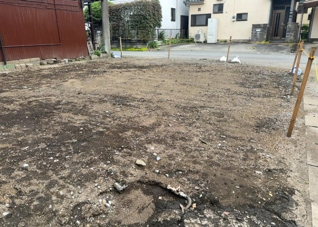 土地の前の道路に消火栓が設置されていることがあります。この場合、道路交通法第45条第1項により、駐車禁止の場所が指定されています。そのため、車庫などの駐車スペースをつくることができない場合があります。