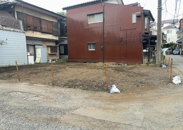 現地に行くなら、物件の周囲の地形がどうなっているかを見ることも大切です。周辺より低くなっている土地では、大雨などで水が集まりやすいため、地盤が弱くなっているということも考えられるため、注意が必要です。