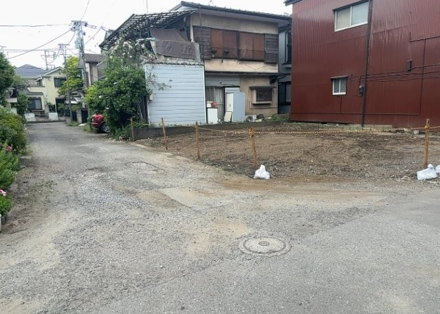 土地購入を検討されている場合、境界杭がない状態で購入してしまうと境界確定測量をする必要があり、費用がかかります。購入の前に、売主、隣土地所有者立ち合いのもと境界を確定し境界杭を設置するのがベストです。