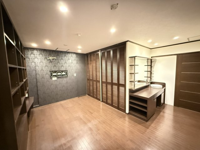 収納が充実している納戸です。パウダーコーナー付。