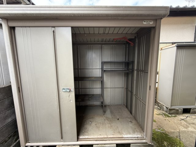 棚板付きの大容量物置。アウトドア用品や工具もすっきり収納。
