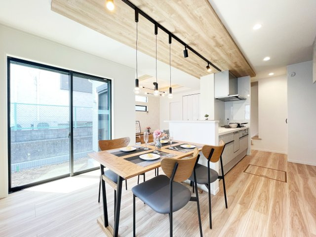 【弊社プラン例：リビング】　ご家族のライフスタイルに寄り添った理想の住まいづくりをお手伝いいたします。　※画像にはオプション商品も含まれております。