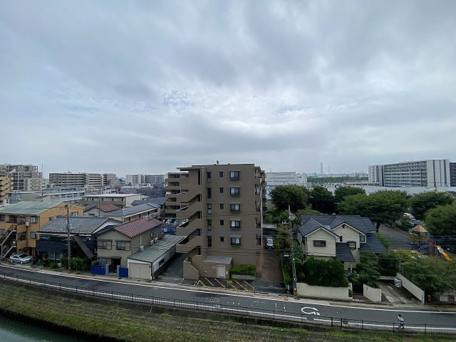 日当たりと通風に恵まれた気持ちの良い室内空間です。窓からの心地よい風と自然光が部屋全体を包み込み、一年を通して快適な暮らしを実現します。実際の陽気や開放感をぜひ現地にてご体感ください。