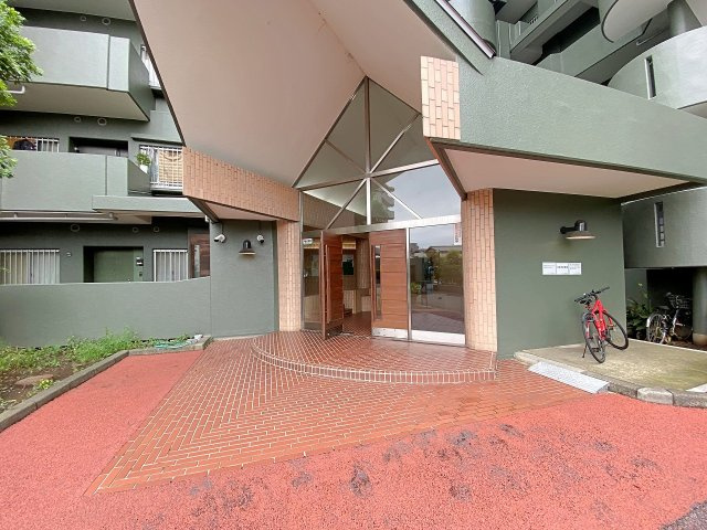 清潔感があり丁寧に維持管理されたエントランスアプローチ。広々とした設計で開放感があり、毎日の出入りはもちろん、大きな荷物を持った移動や車椅子の通行もスムーズに行える安心の共用スペースです。