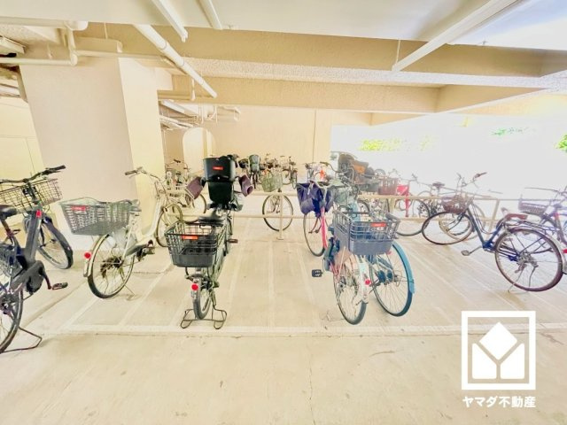 屋根付きの駐輪場も備えています。しっかり区画が整理されており、使い勝手の良い設計です。