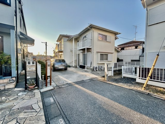 太陽光発電・エコキュート・オール電化住宅！駐車スペース3～4台可(車種による)！キッチン・洗面・浴室がワンフロアにまとまり、家事がスムーズにこなせる間取りです！