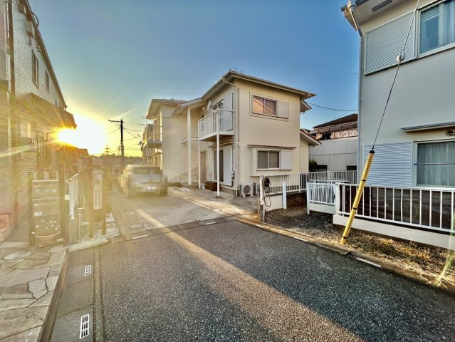 太陽光発電・エコキュート・オール電化住宅！駐車スペース3～4台可(車種による)！キッチン・洗面・浴室がワンフロアにまとまり、家事がスムーズにこなせる間取りです！