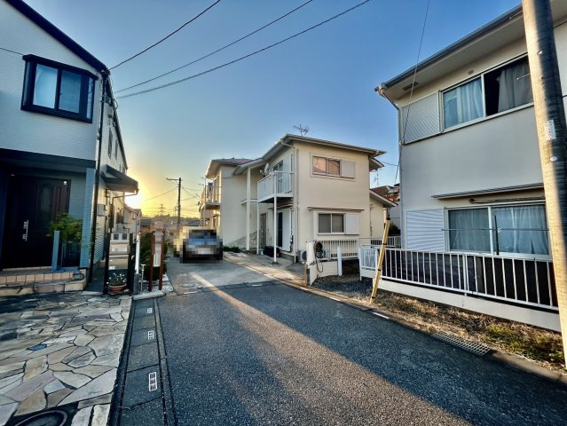 太陽光発電・エコキュート・オール電化住宅！駐車スペース3～4台可(車種による)！キッチン・洗面・浴室がワンフロアにまとまり、家事がスムーズにこなせる間取りです！