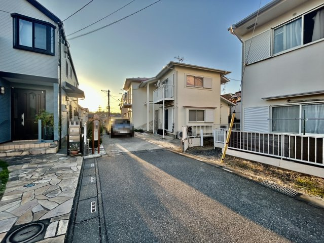 太陽光発電・エコキュート・オール電化住宅！駐車スペース3～4台可(車種による)！キッチン・洗面・浴室がワンフロアにまとまり、家事がスムーズにこなせる間取りです！