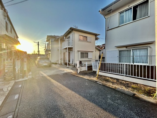 太陽光発電・エコキュート・オール電化住宅！駐車スペース3～4台可(車種による)！キッチン・洗面・浴室がワンフロアにまとまり、家事がスムーズにこなせる間取りです！