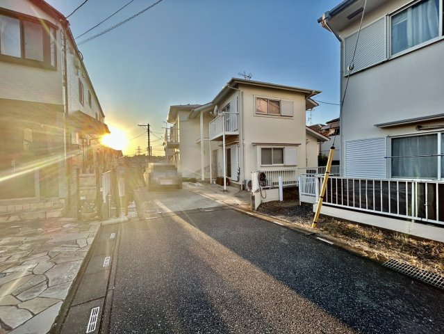 太陽光発電・エコキュート・オール電化住宅！駐車スペース3～4台可(車種による)！キッチン・洗面・浴室がワンフロアにまとまり、家事がスムーズにこなせる間取りです！