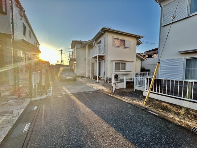 太陽光発電・エコキュート・オール電化住宅！駐車スペース3～4台可(車種による)！キッチン・洗面・浴室がワンフロアにまとまり、家事がスムーズにこなせる間取りです！