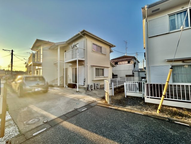 太陽光発電・エコキュート・オール電化住宅！駐車スペース3～4台可(車種による)！キッチン・洗面・浴室がワンフロアにまとまり、家事がスムーズにこなせる間取りです！