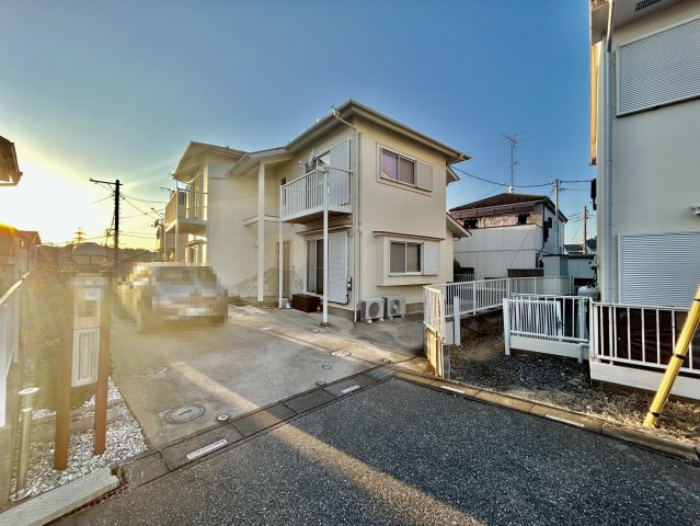 太陽光発電・エコキュート・オール電化住宅！駐車スペース3～4台可(車種による)！キッチン・洗面・浴室がワンフロアにまとまり、家事がスムーズにこなせる間取りです！