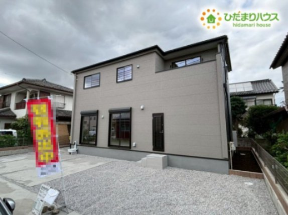 シンプルで整った外観が印象的な住まいです。周囲との距離感も適度で、落ち着いた環境の中で暮らしやすさを感じられる佇まいです♪