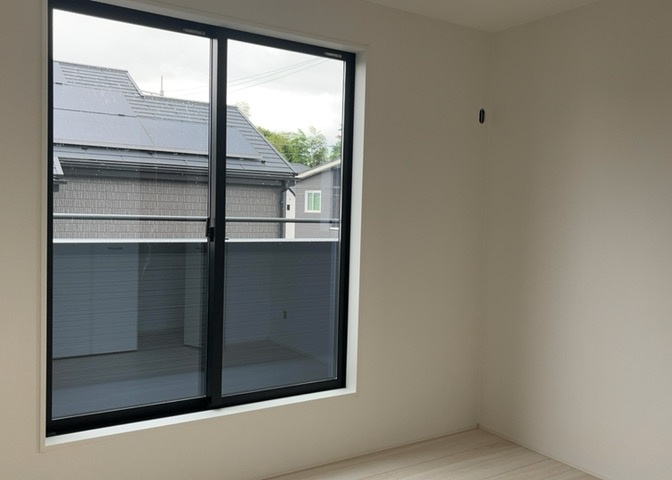 洋室のメリットは重い家具が置きやすく、身の回りが整理しやすいことです。　床がフローリングのため畳とは異なり凹みにくいです。　クローゼットなど収納が豊富で、普段使わない旅行カバンや服の整頓も簡単にです。