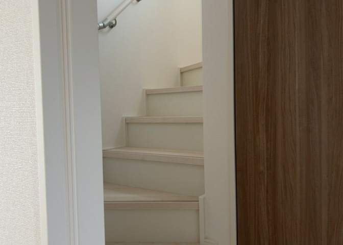 建物の上下階の通路である階段は、その位置によって動線や室内の印象が大きく左右されます。手摺にも重要な役割があり、転倒の防止・歩行や動作を円滑にして日常生活を支えることを主な目的として設置されています。