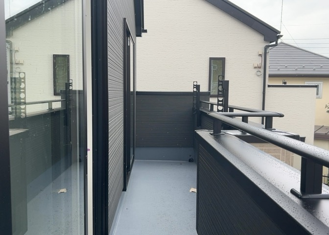 バルコニーは、室外の専用スペースのうち、「屋根がなく開放された空間」であるものを指します。ベランダより広いタイプのものが多く、日当たりもよいため家庭菜園などを楽しみたい人にとって適した環境となります。