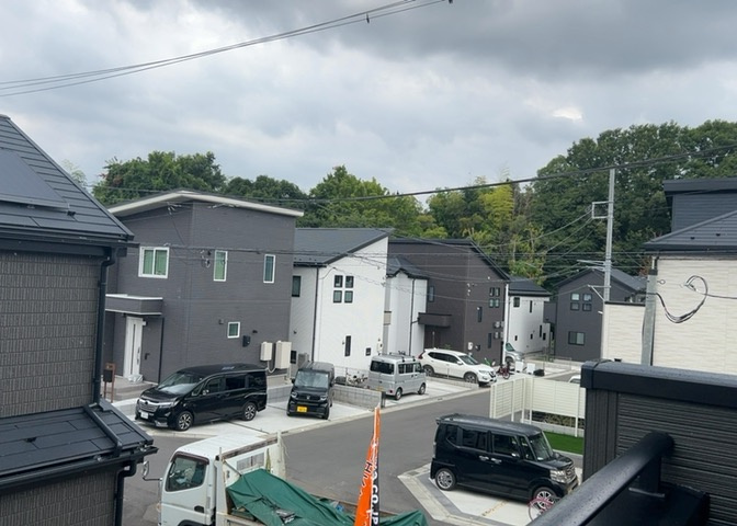 眺望を気にして物件を探す場合、前面に建物が建っていないか現地で確認しましょう！前面に建物があると景色はもちろん、日当たりや風通しにも影響が出てきます。住んだ時のことを想像しながら現地見学をしましょう。