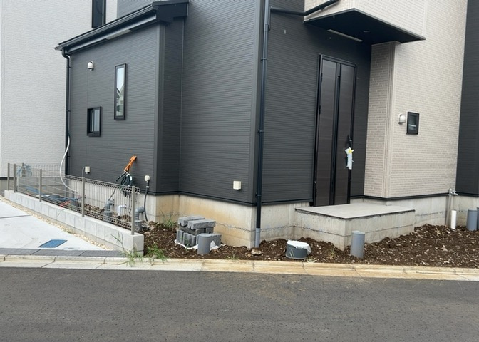 住宅用の土地では前面道路に2m以上接していなければならないと法律で定められています。しかし、お持ちの車のサイズやライフスタイルなどにより、2mでは利便が悪い場合もございますので、事前に確認しましょう。